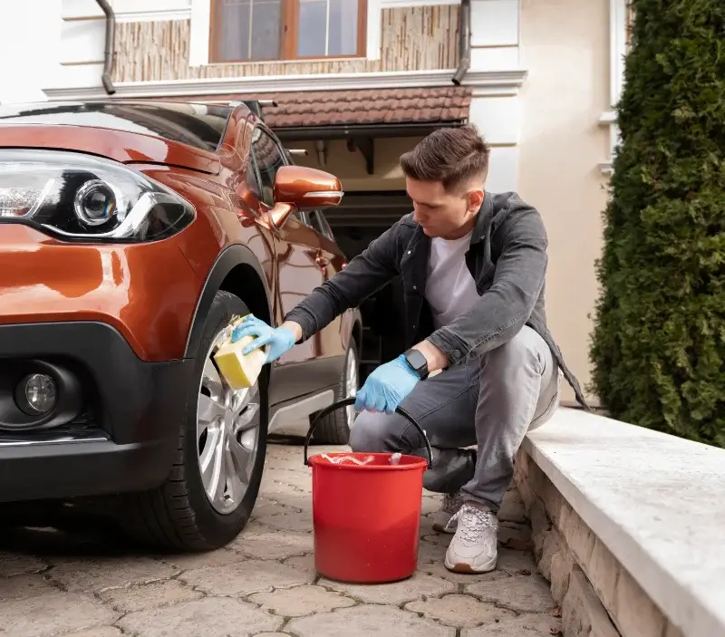 Lavage auto à domicile Anchamps : professionnel intervenant sur un véhicule